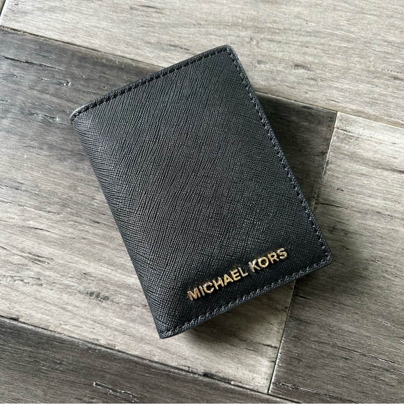 Michael Kors Black Saffiano Leather Phone Charging Card Wallet - Picture 1 of 9